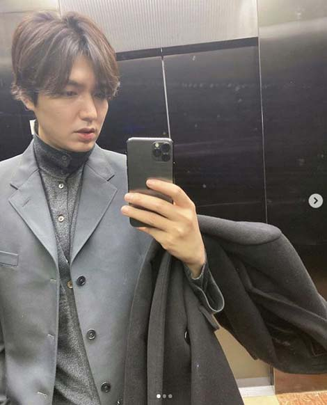 イミンホの結婚式の写真。パク·シネの結婚式に参加するため、スーツ姿で写るイミンホ。