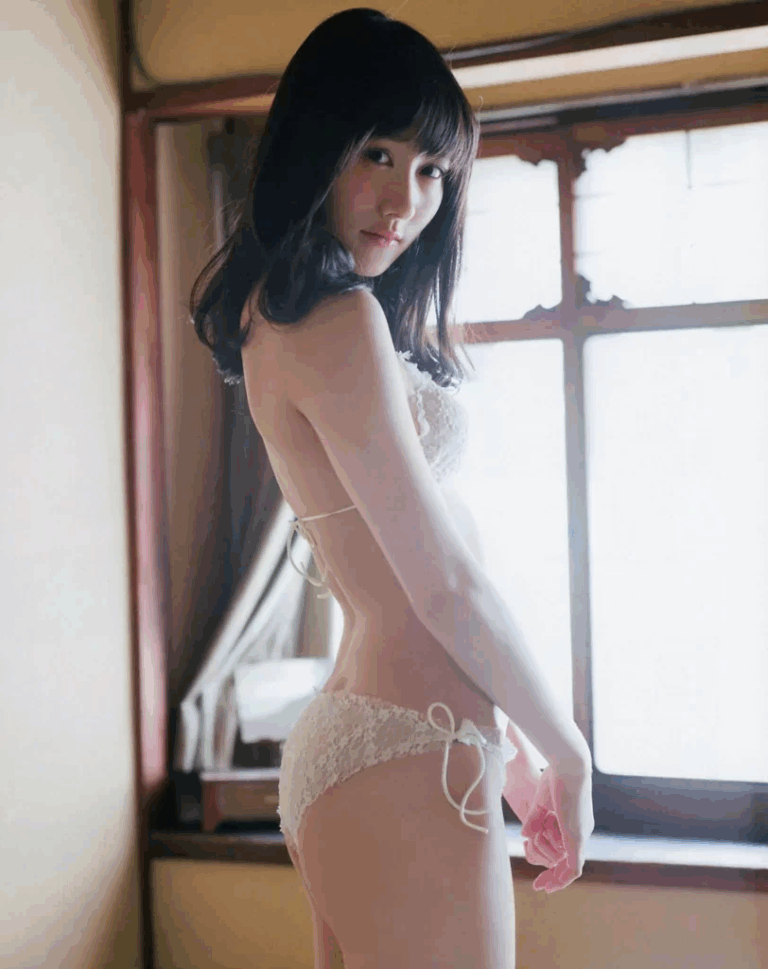 綺々羅々ヴィヴィの前世「矢倉楓子」の水着姿